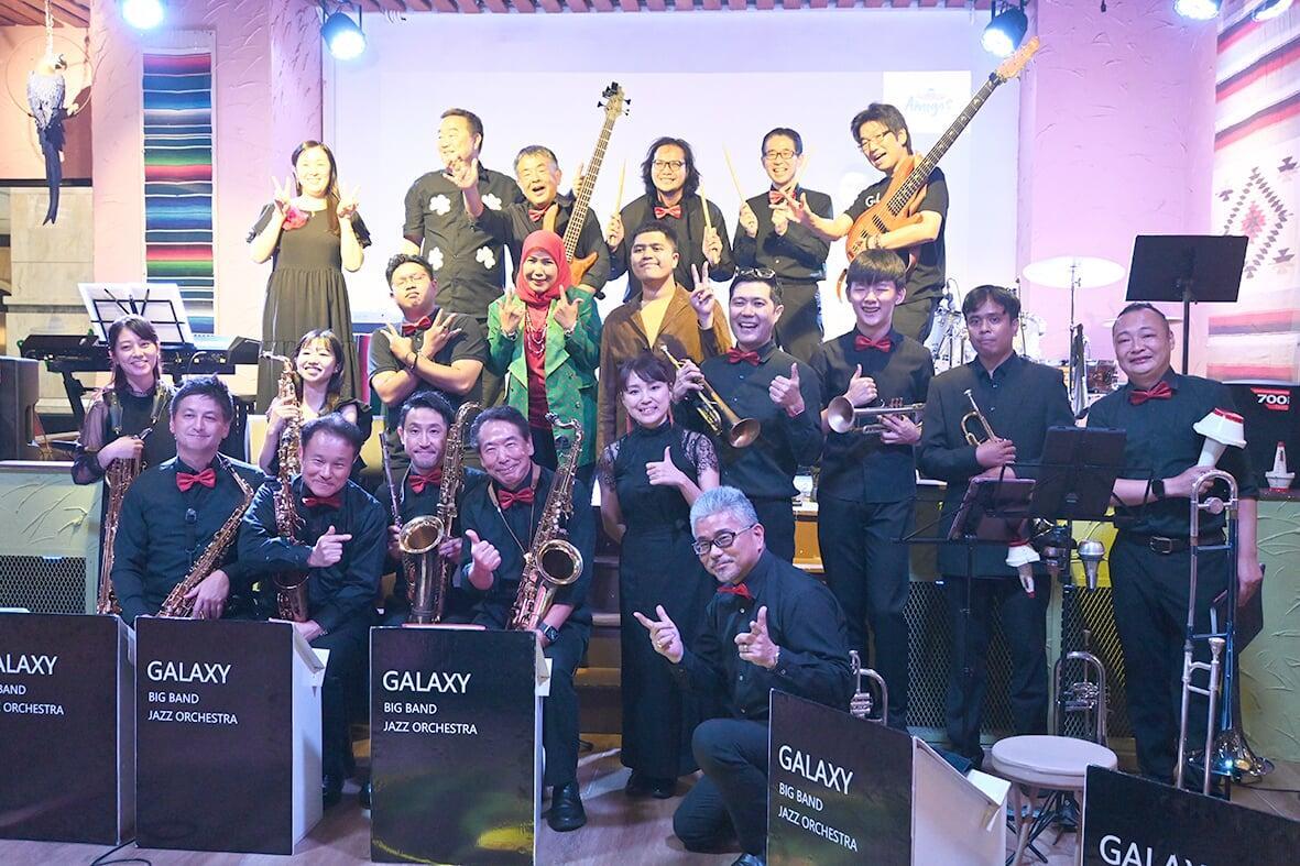 「ギャラクシー」全18曲披露、観衆を魅了